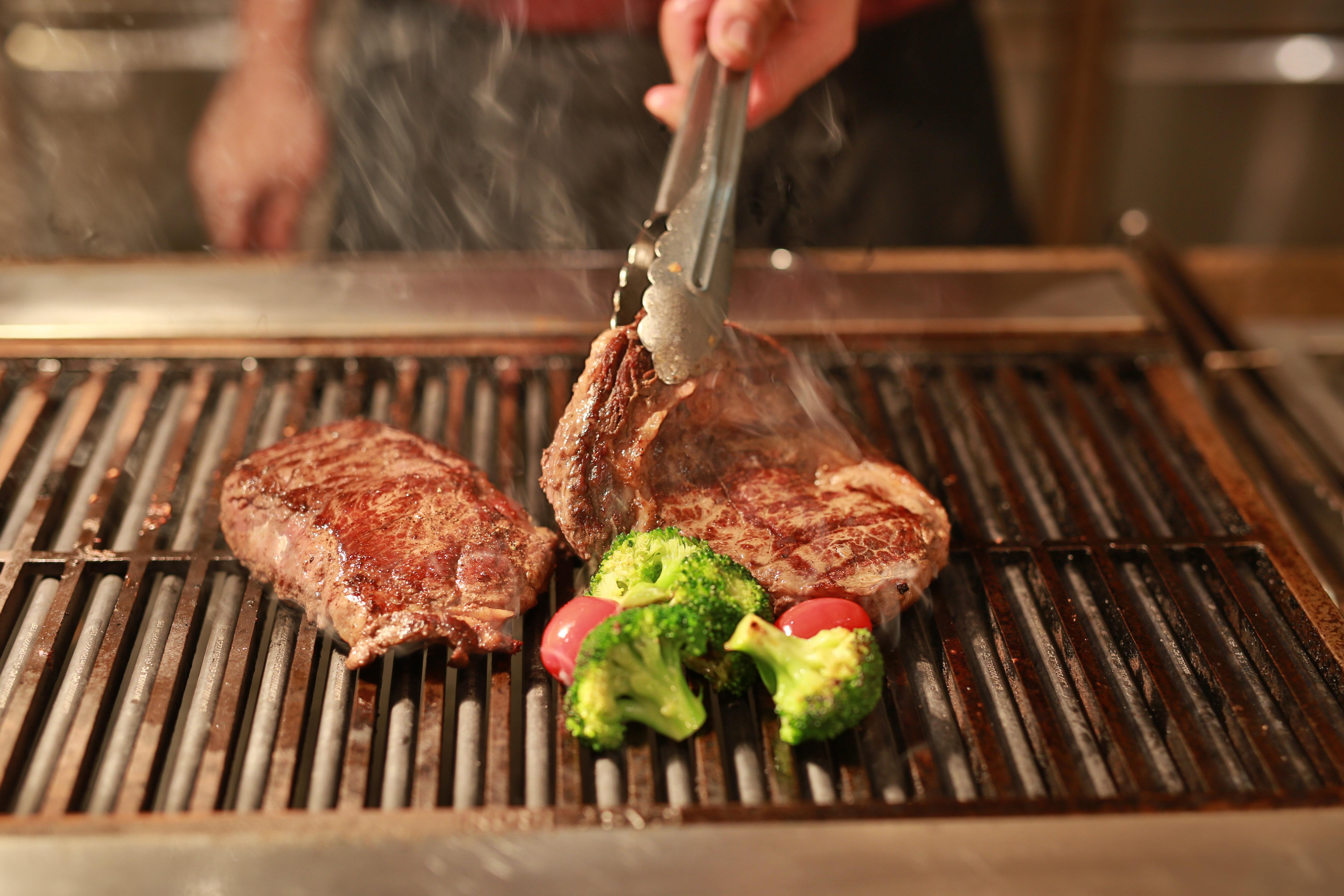 Crowne Plaza Macau, an IHG Hotel Exterior foto A steak being grilled