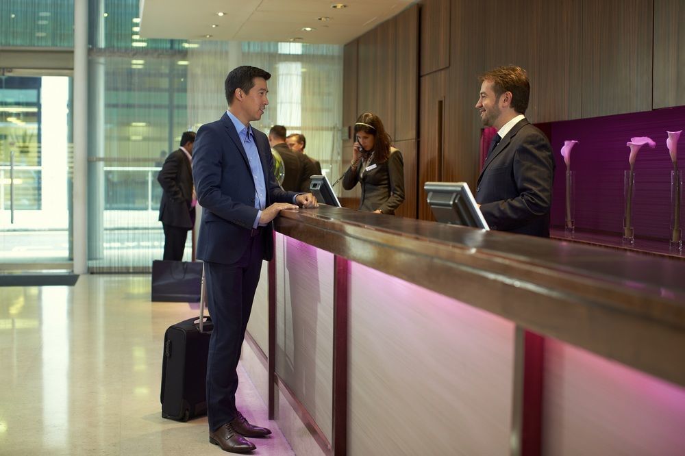 Crowne Plaza Macau, an IHG Hotel Exterior foto A hotel receptionist