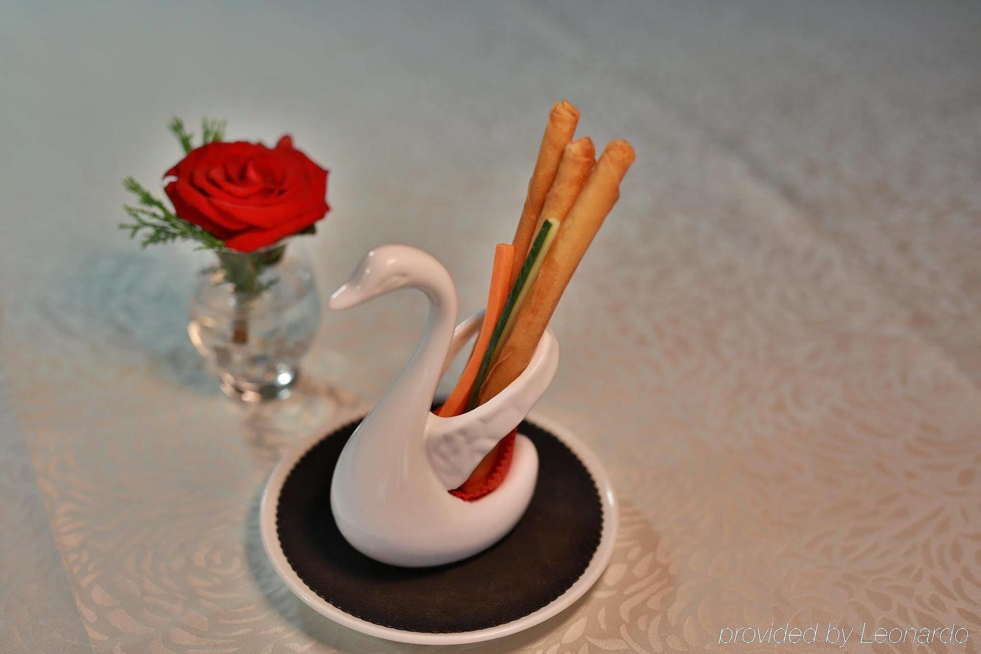 Crowne Plaza Macau, an IHG Hotel Exterior foto A swan-shaped chopstick holder