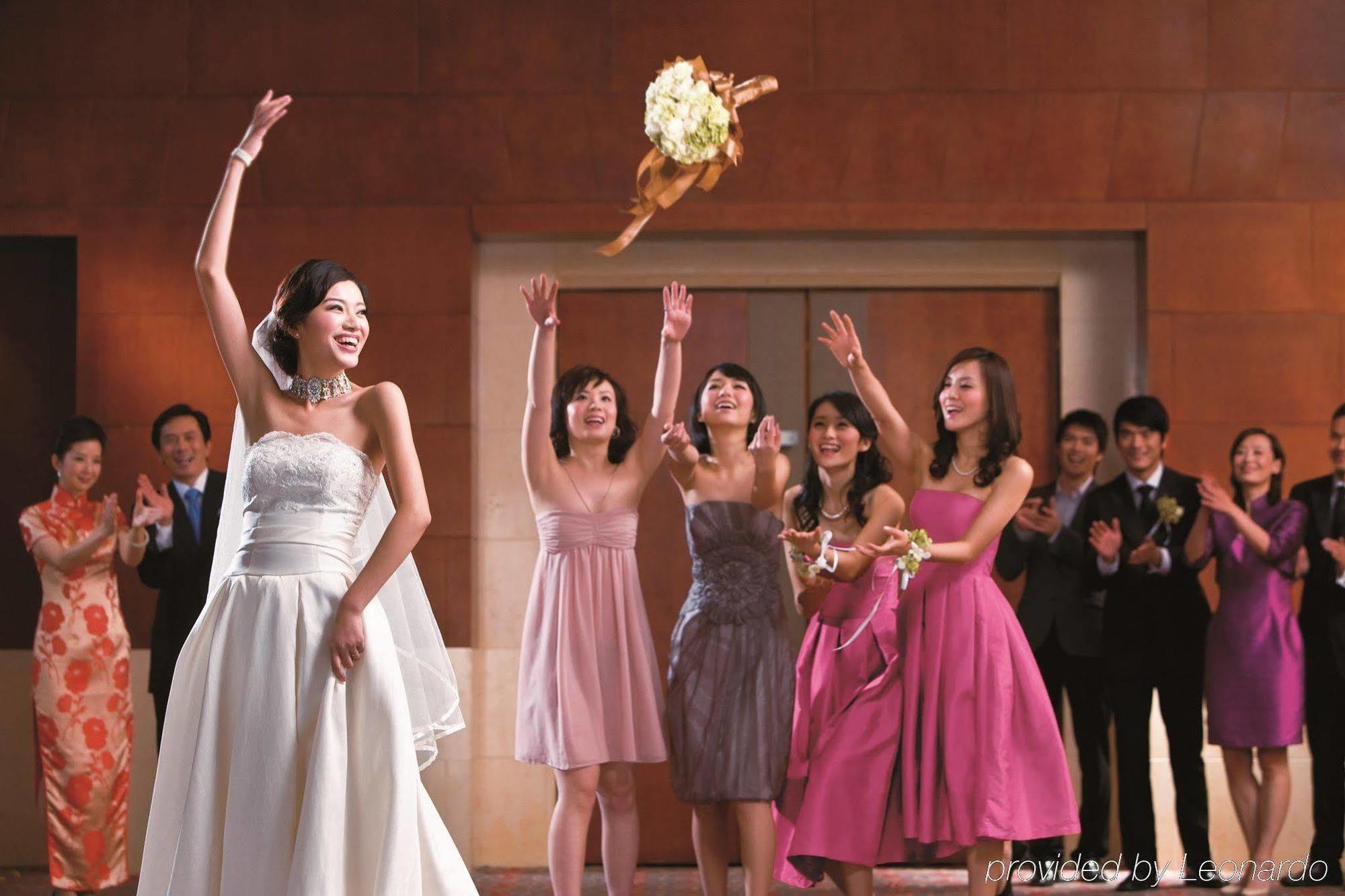 Crowne Plaza Macau, an IHG Hotel Exterior foto A bride throwing her bouquet